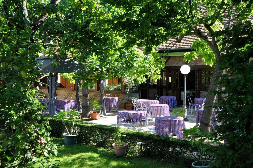 Logis Hotel Le Dahu Parigny  Экстерьер фото